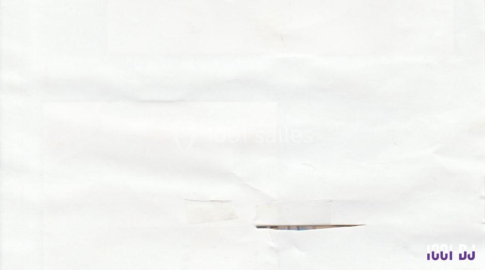Papier blanc froissé avec une déchirure visible au centre, laissant entrevoir un fond légèrement coloré.