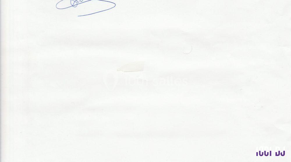 Feuille blanche avec une signature manuscrite bleue dans le coin supérieur gauche.