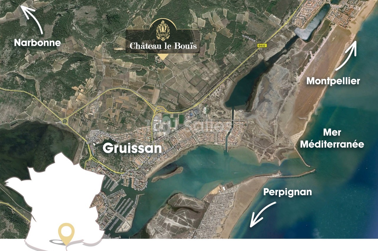 Carte aérienne localisant Gruissan près de la Méditerranée, entre Narbonne, Montpellier et Perpignan, avec le Château le…