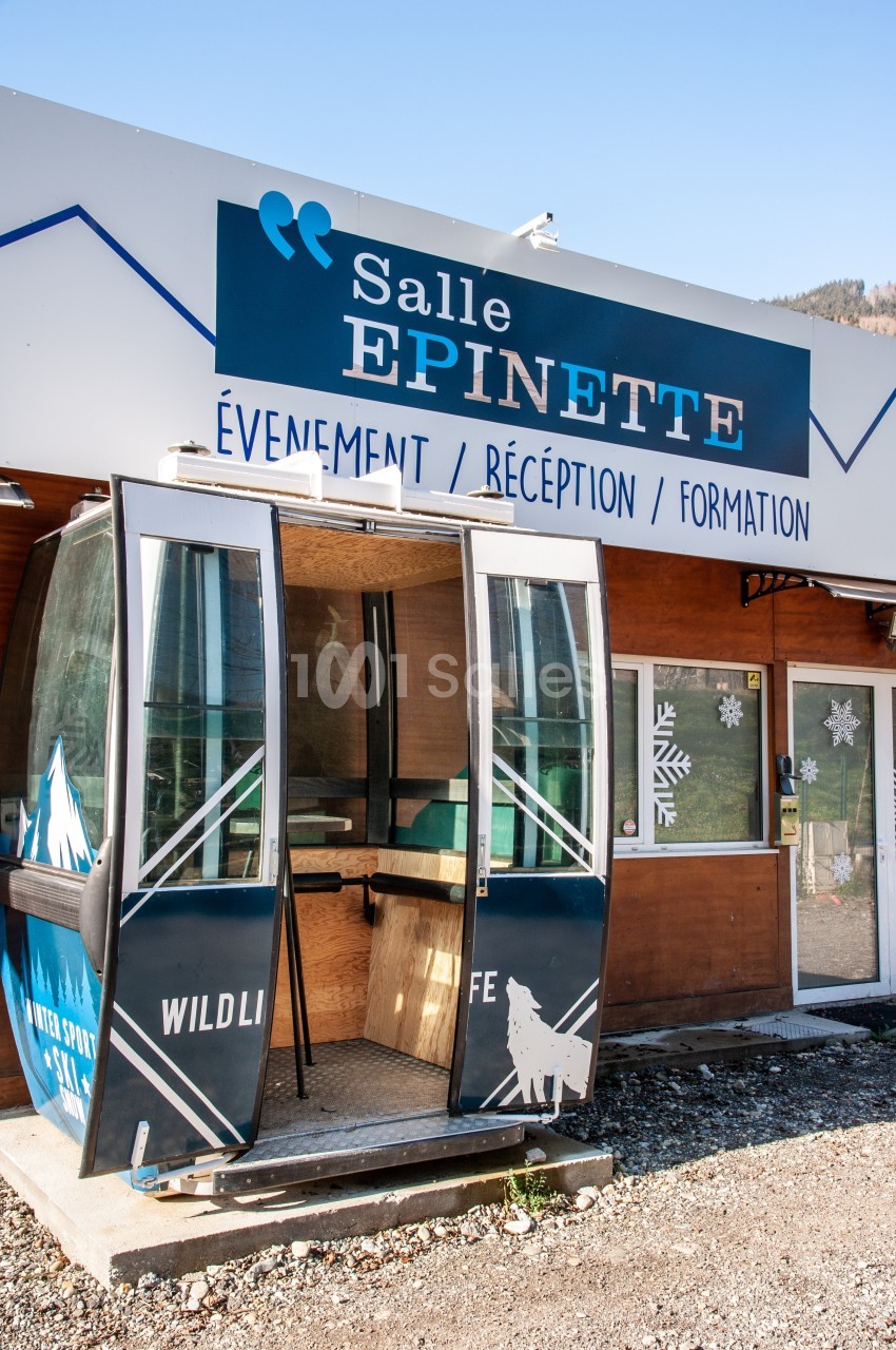 Une ancienne cabine de télécabine aménagée en entrée pour la salle Épinette, dédiée à des événements et formations.