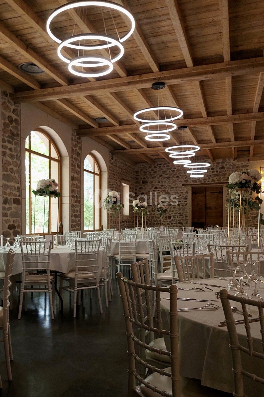 salle en pierres apparentes