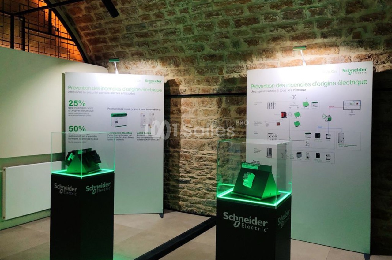 Exposition sur la prévention des incendies électriques avec panneaux explicatifs et présentoirs lumineux sous voûte en…