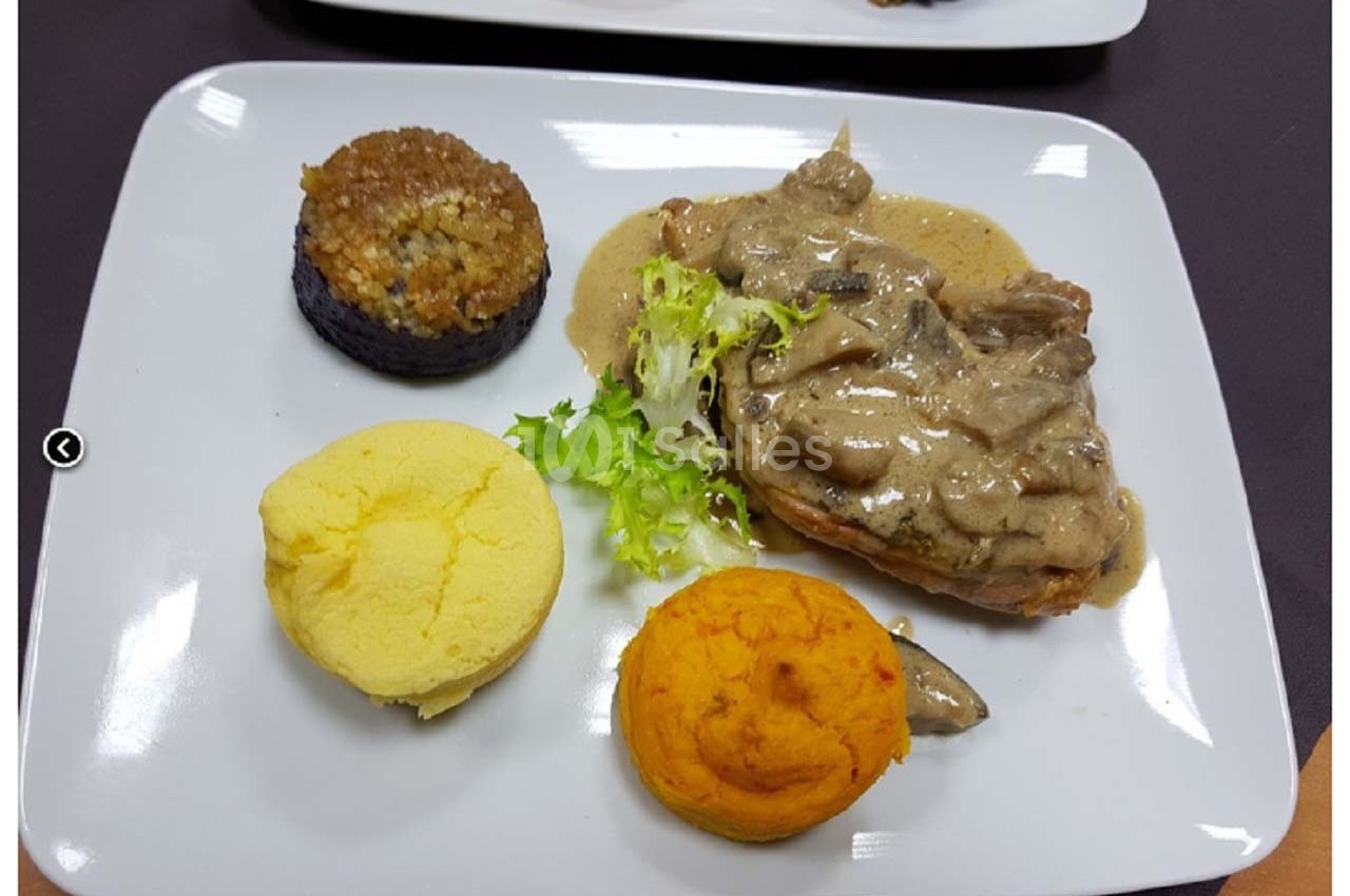Assiette composée de viande en sauce, purées de carotte et pomme de terre, boudin noir, gratin et salade verte.