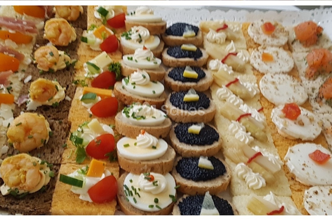 Plateau de canapés variés avec garnitures colorées, incluant crevettes, fromage, légumes, œufs de poisson et herbes.