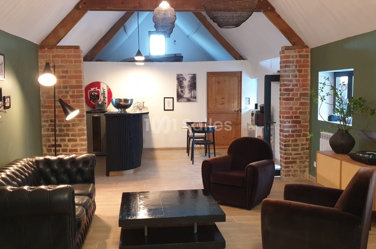Salon chaleureux avec murs en briques et verts, mobilier en cuir et bois, éclairage doux et décoration moderne.