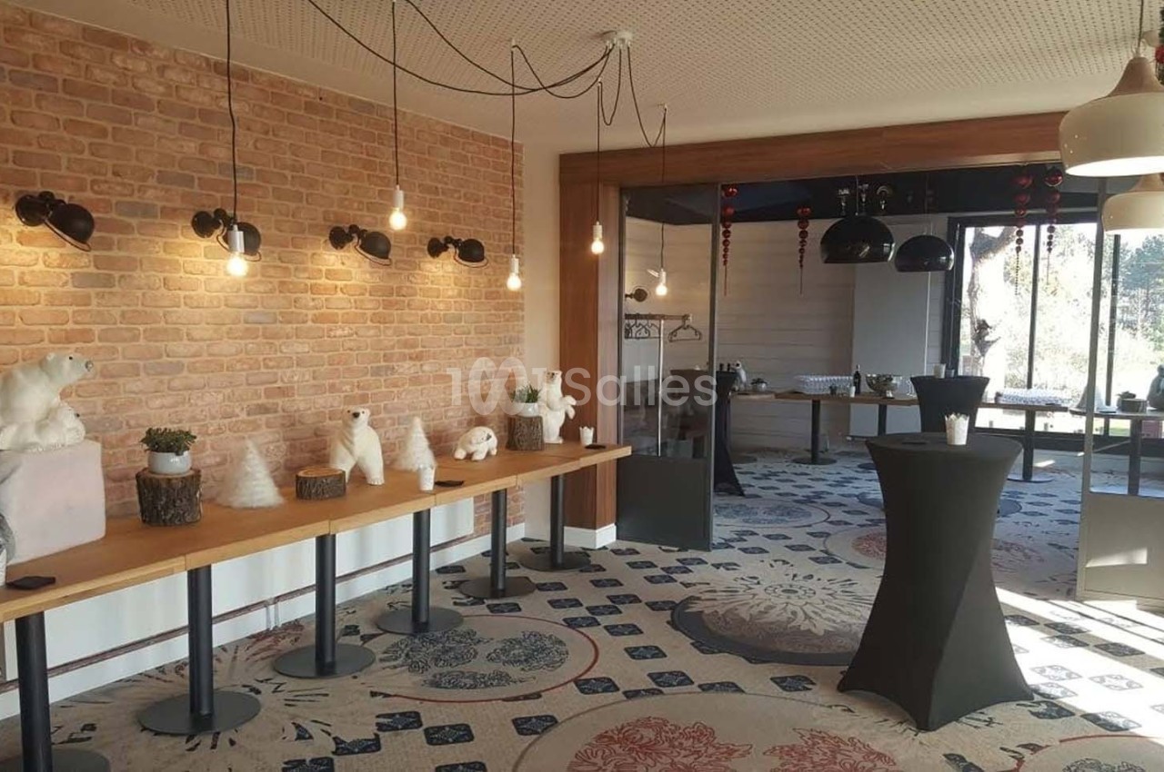 Salle décorée avec des ours polaires en peluche sur des tables en bois, éclairée par des suspensions lumineuses.