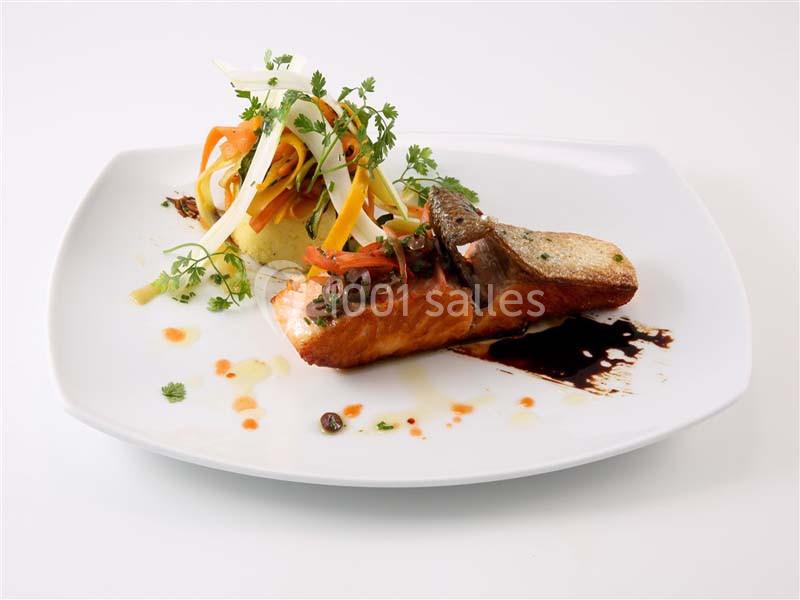 Filet de saumon grillé avec légumes croquants, purée et sauce balsamique, présenté sur une assiette blanche.