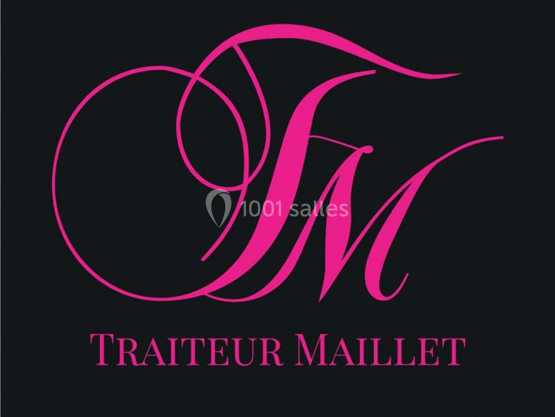 Logo noir avec les initiales ’TM’ en rose stylisé et le texte ’Traiteur Maillet’ inscrit en dessous.