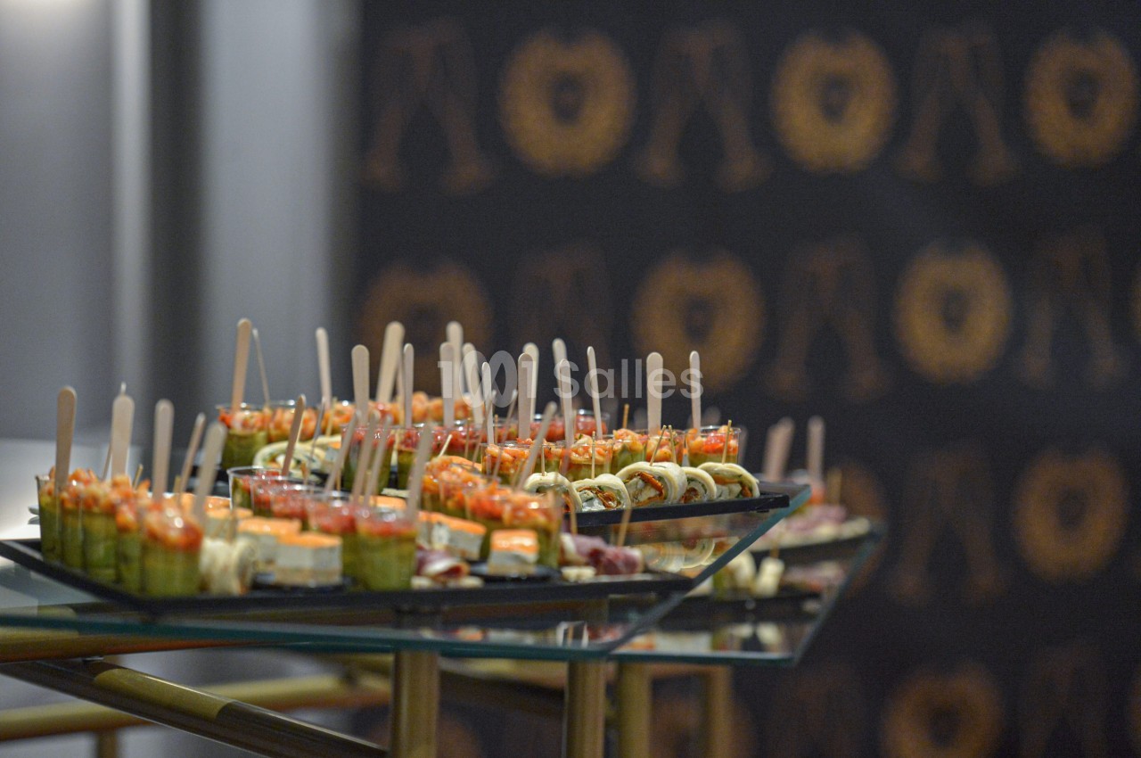 Plateaux de verrines et amuse-bouches variés présentés sur une table lors d'un événement ou d'une réception.