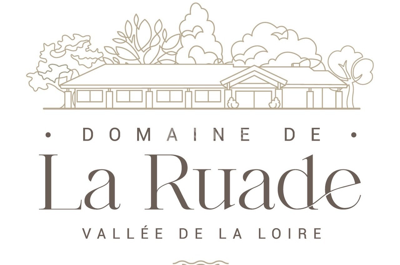 Illustration d'un bâtiment entouré de végétation, accompagnée du texte ’Domaine de La Ruade, Vallée de la Loire’.