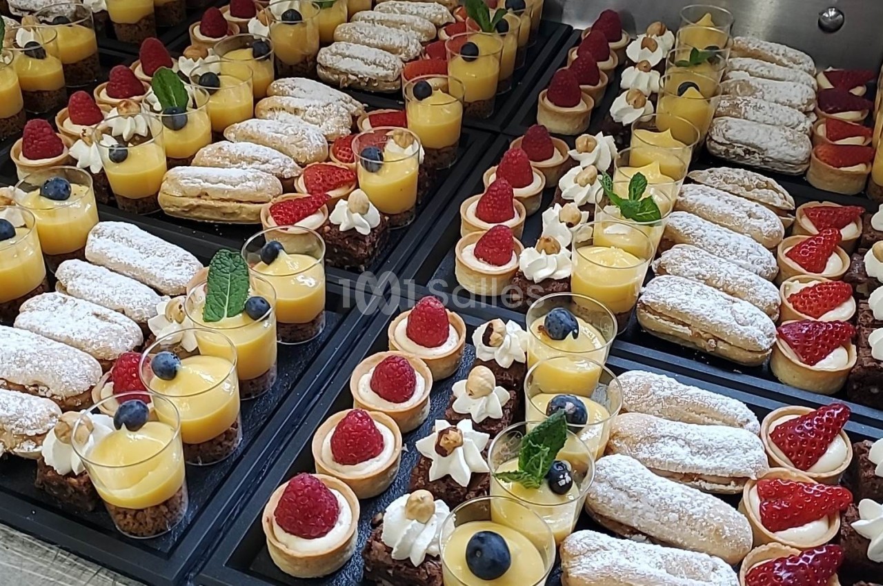 Plateaux de desserts variés comprenant éclairs, verrines au citron, tartelettes aux fruits rouges et pâtisseries décorées.