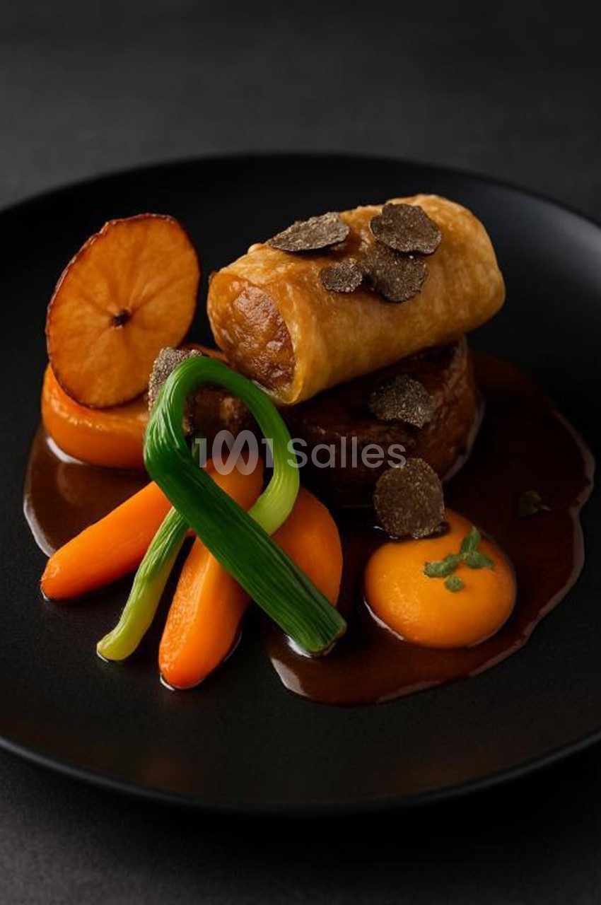Plat gastronomique composé de viande, roulé croustillant, tranches de truffe, purée, carottes et pomme sur sauce brune.