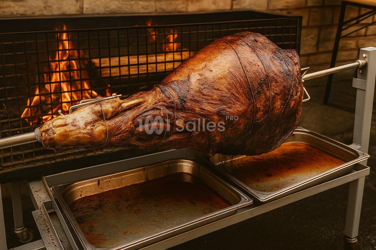 Viande rôtie entière sur une broche devant un feu de bois, avec des plateaux pour recueillir les jus de cuisson.