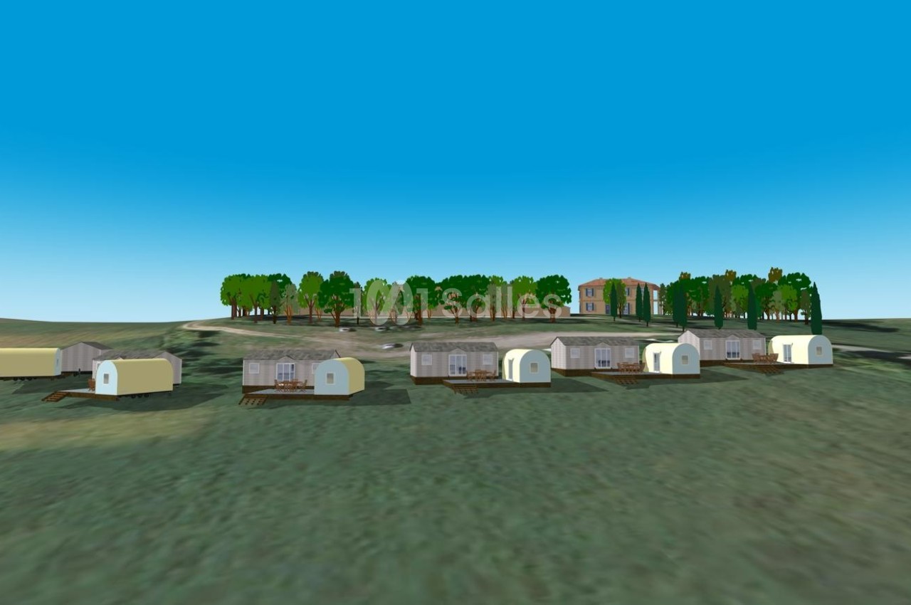 Vue d'un terrain avec plusieurs structures modulaires alignées devant une rangée d'arbres et un bâtiment en arrière-plan.