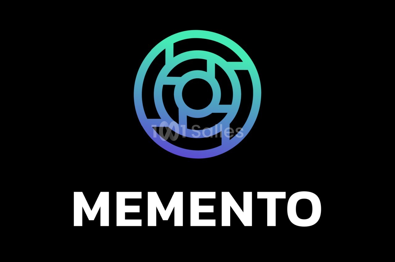 Logo circulaire avec un motif de labyrinthe dégradé vert et bleu, accompagné du texte ’MEMENTO’ en blanc sur fond noir.