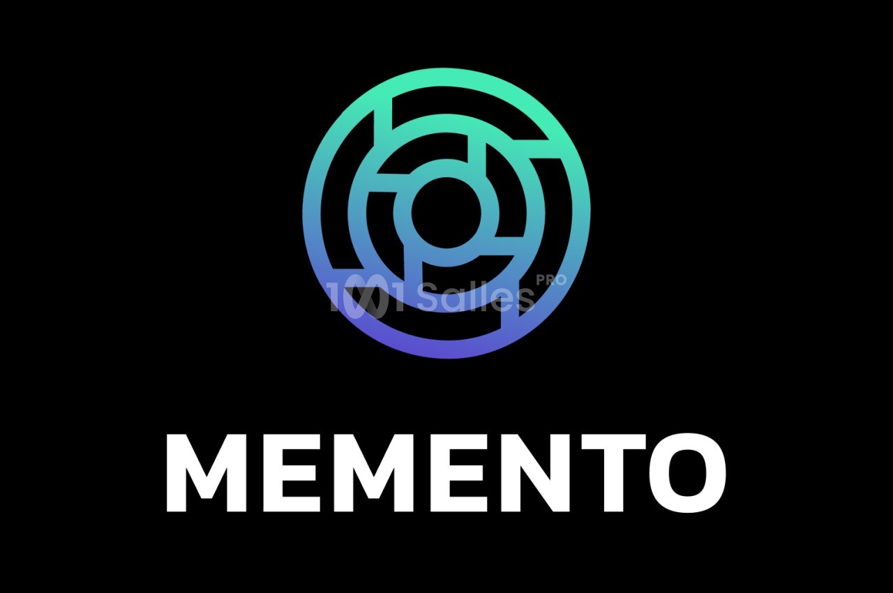 Logo circulaire avec un motif de labyrinthe dégradé vert et bleu, accompagné du texte ’MEMENTO’ en blanc sur fond noir.