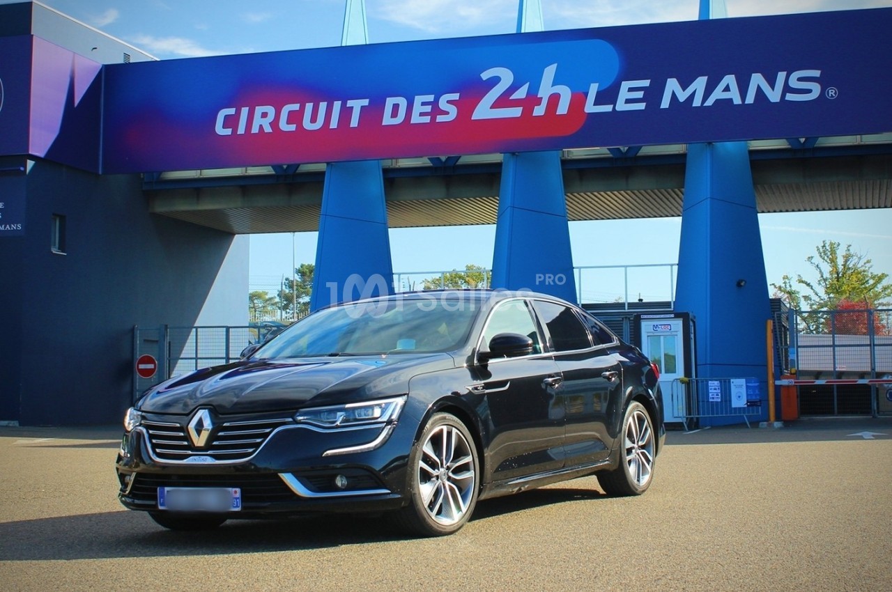 Voiture Renault noire stationnée devant l'entrée du circuit des 24 Heures du Mans.