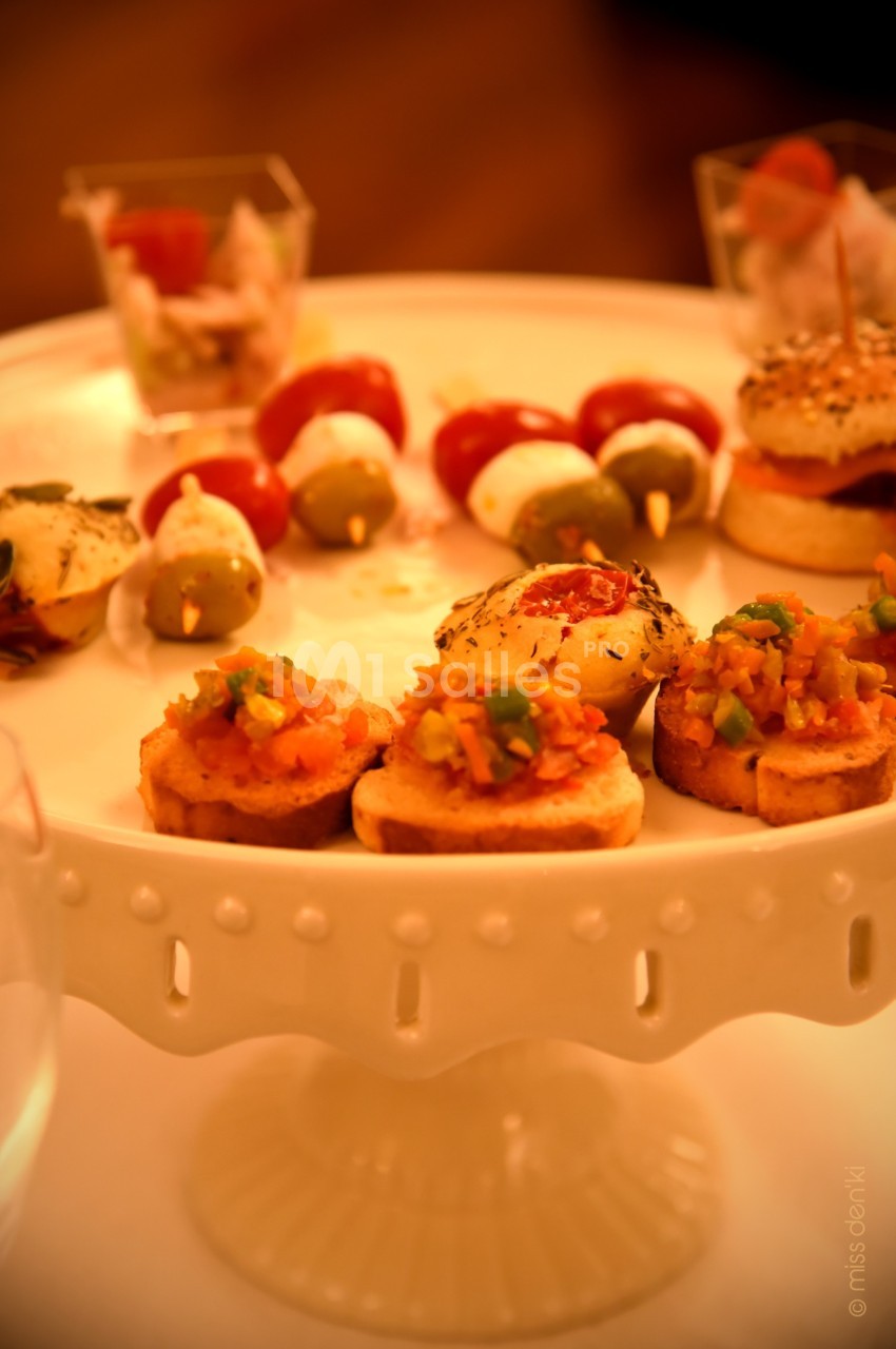 Plateau de bouchées apéritives variées, incluant canapés, brochettes de tomates-mozzarella et verrines.