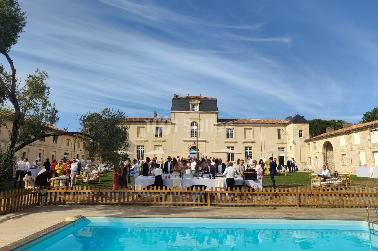Cocktail dans la cour intérieur du château