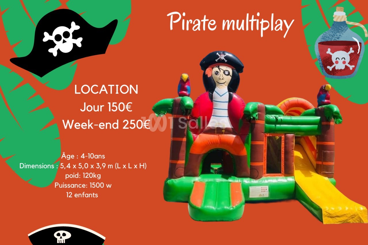Structure gonflable colorée en forme de bateau pirate avec toboggan, décorée de motifs de pirates et de palmiers.