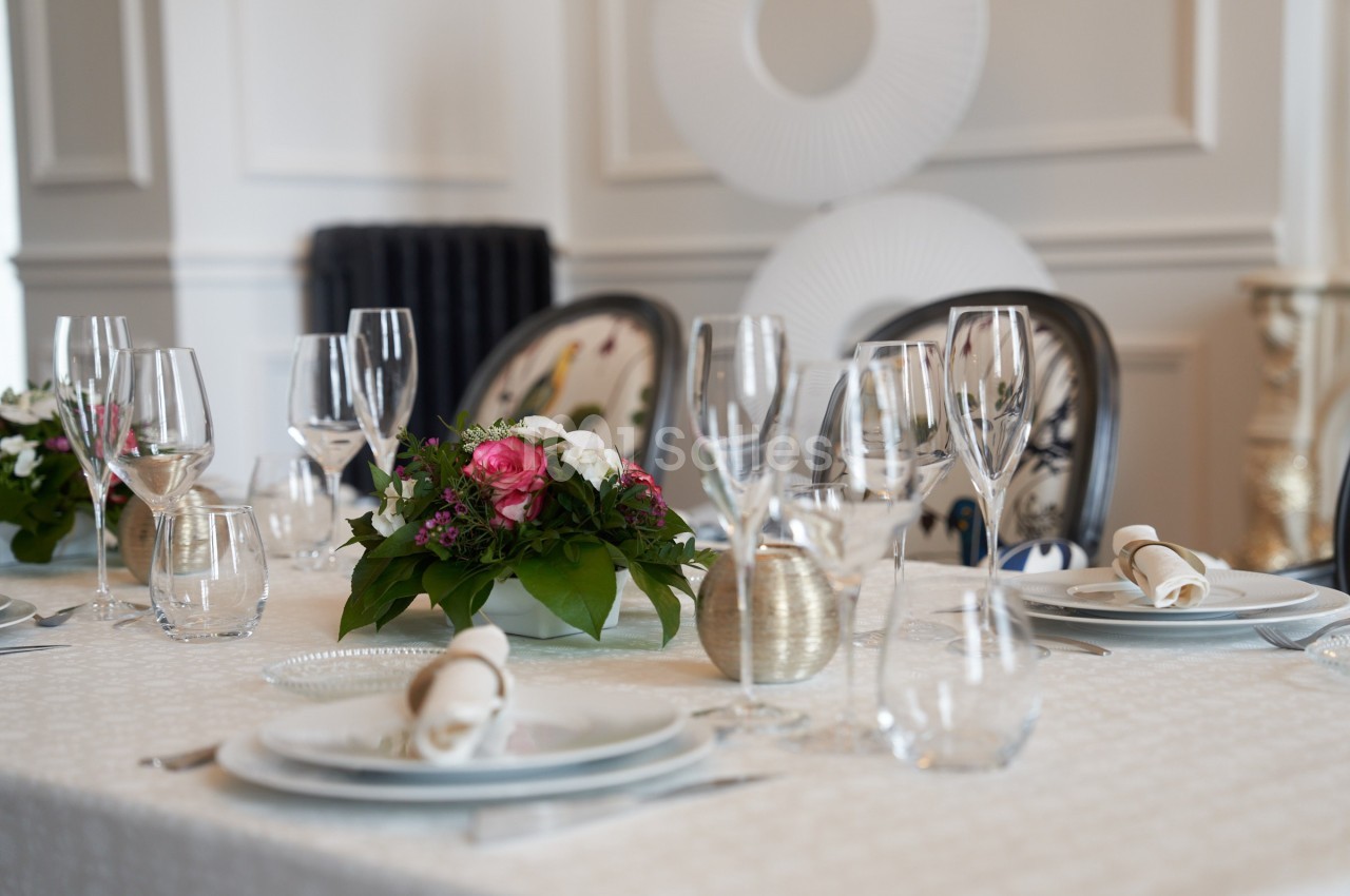 TABLE PRIVEE
