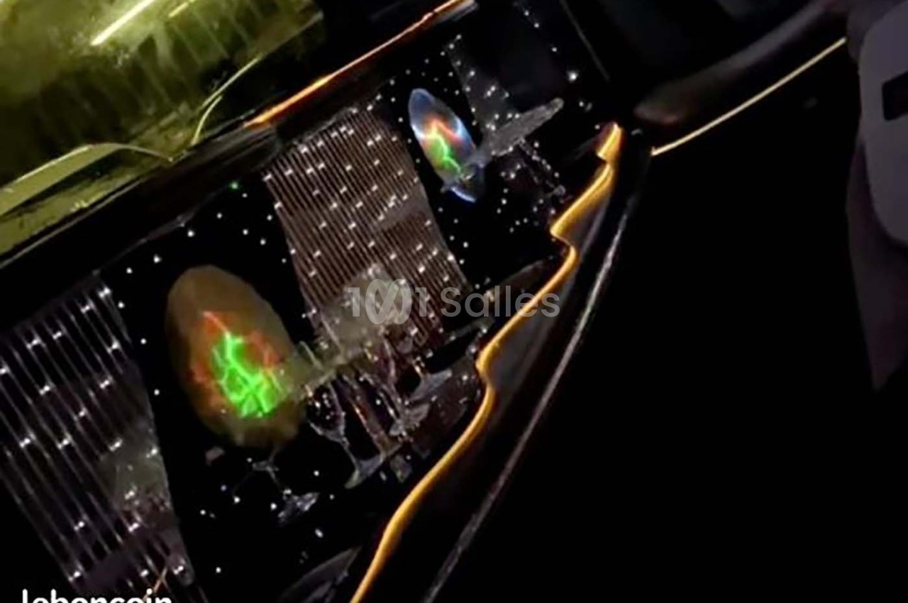 Intérieur d'une limousine avec des verres alignés, éclairage LED coloré et décorations lumineuses.