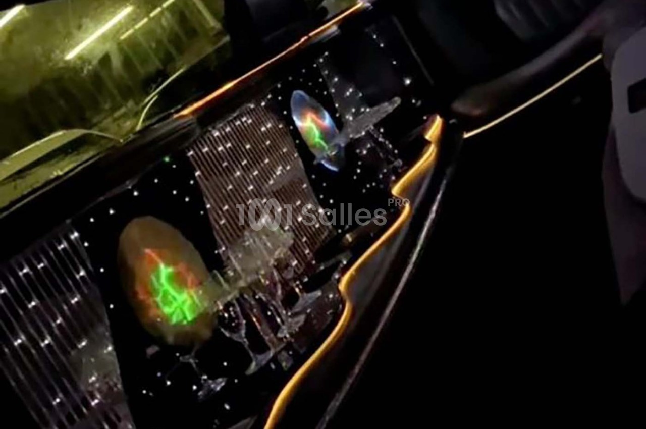 Intérieur d'une limousine avec éclairage LED coloré, verres à pied et décorations lumineuses sur les parois.