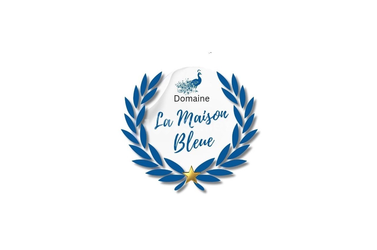 Logo du Domaine La Maison Bleue avec un paon stylisé, une couronne de laurier bleue et une étoile dorée.