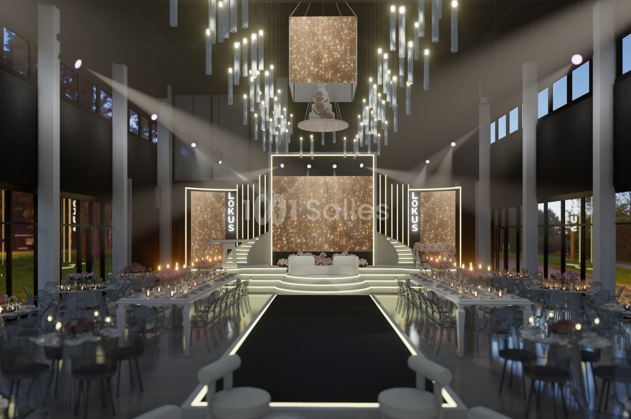 Salle de réception moderne avec éclairage suspendu, tables décorées et scène illuminée au centre.
