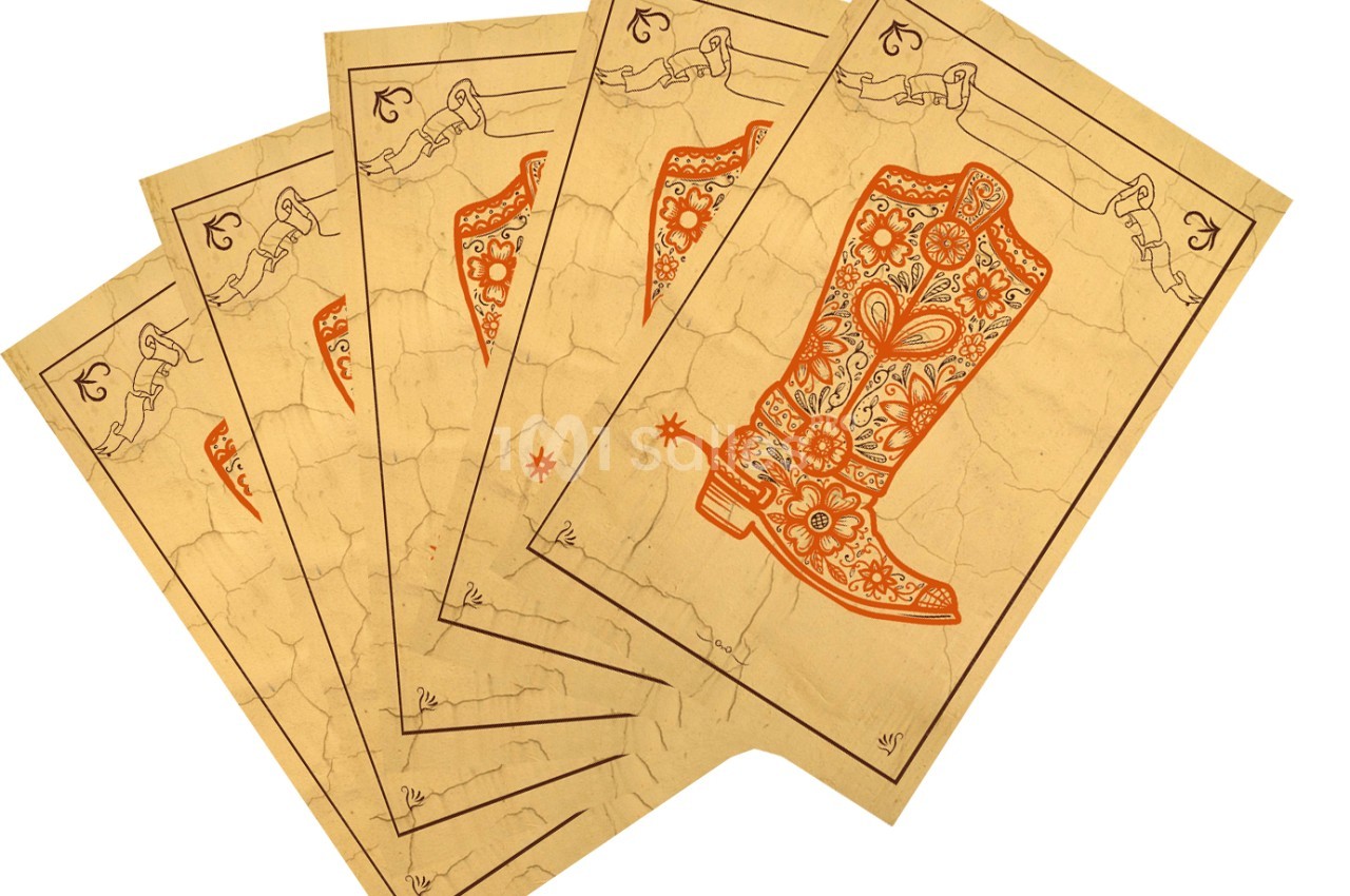 Cinq cartes de jeu illustrées avec des bottes décoratives rouges sur un fond beige.