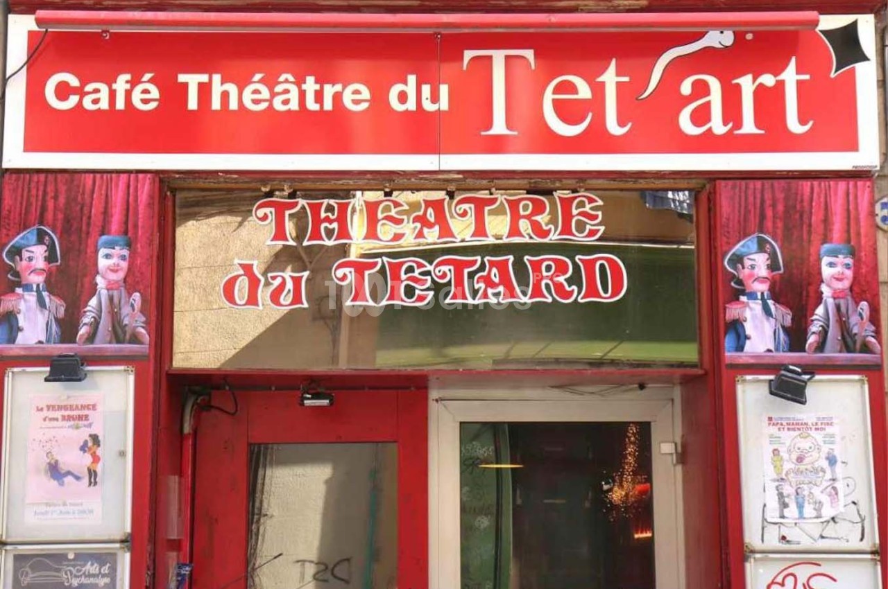 Façade d'un café-théâtre avec enseigne rouge ’Café Théâtre du Tet'art’ et affiches décoratives sur la vitrine.