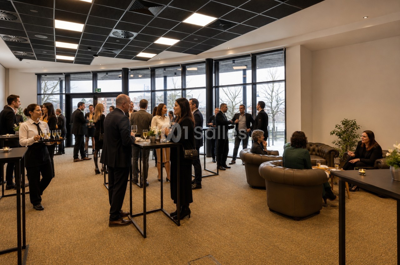 Personnes échangeant debout ou assises dans une salle lumineuse aménagée pour un événement professionnel.