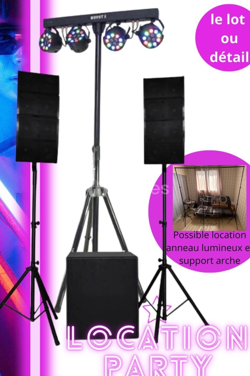 Équipement de sonorisation et éclairage avec projecteurs, enceintes sur pieds et support lumineux.