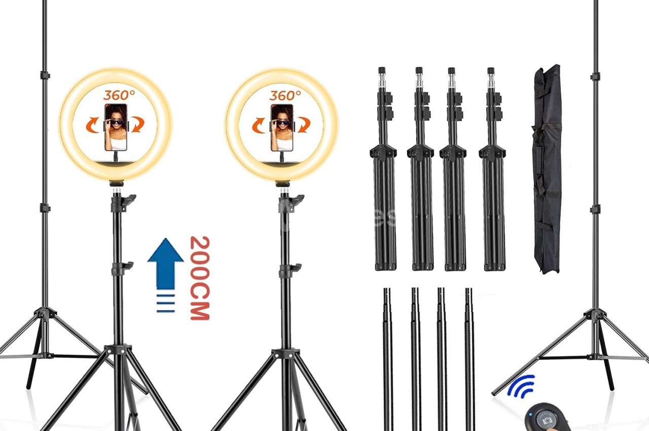 Kit de studio photo avec trépieds réglables, anneaux lumineux, télécommande et accessoires de montage.