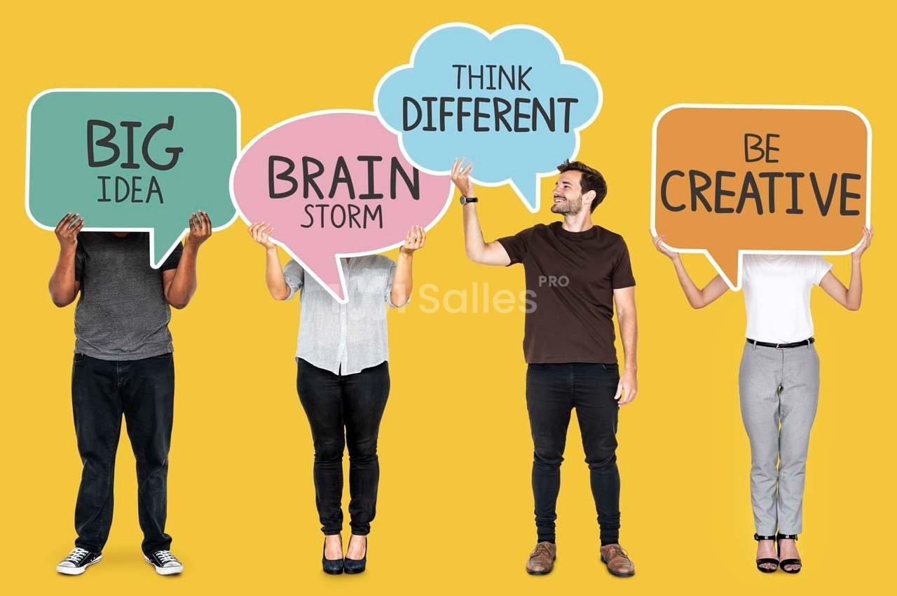 Quatre personnes tenant des pancartes colorées avec des messages inspirants sur un fond jaune.