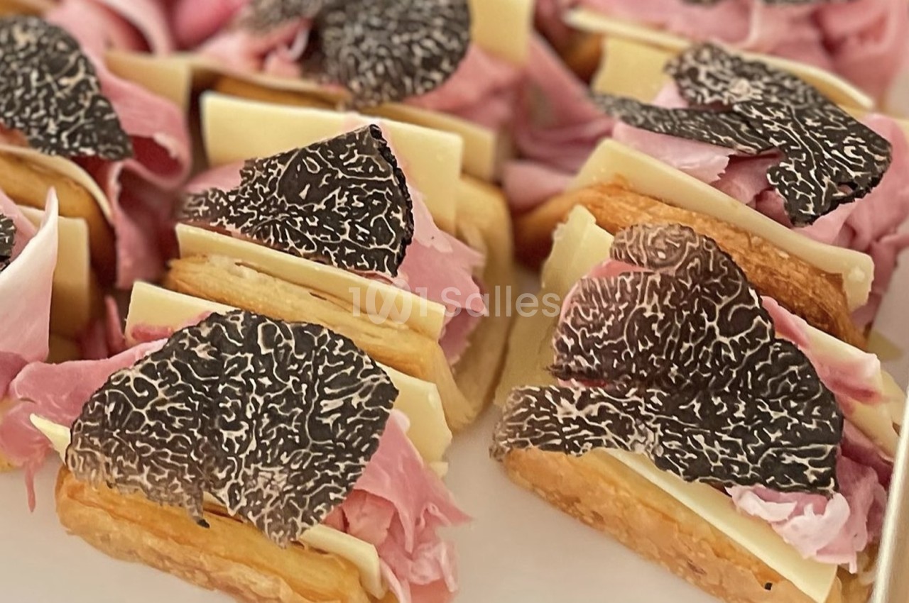 Feuilletés garnis de jambon, fromage et tranches de truffe noire.