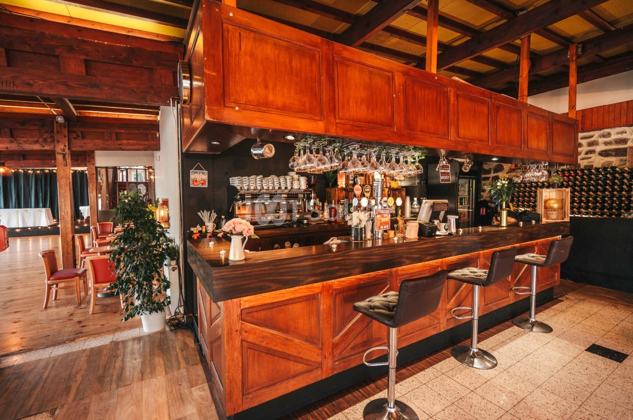 Bar équipé