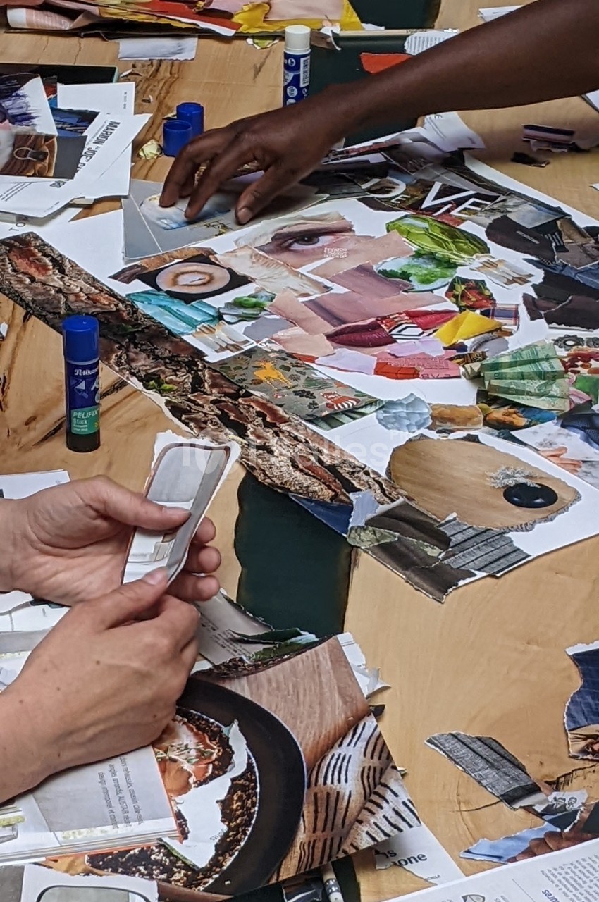 Personnes créant un collage avec des découpages de magazines, des bâtons de colle et une table en bois.