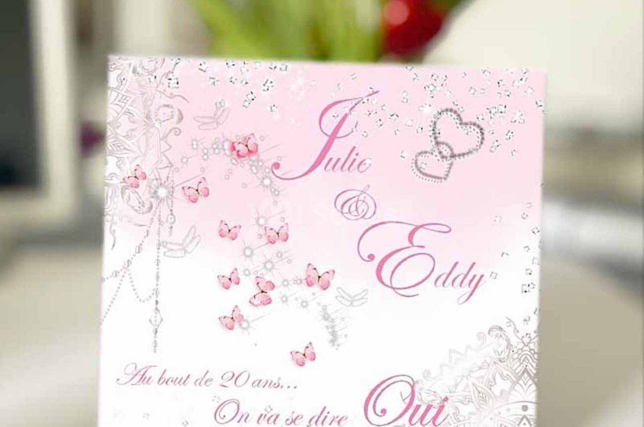 Carte de mariage décorée de papillons roses, motifs argentés et texte annonçant une union après 20 ans.