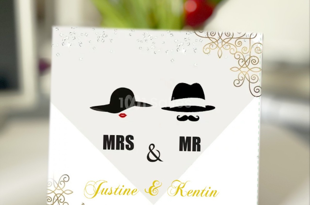 Carte décorative avec les mots ’Mrs & Mr’, des dessins de chapeaux et les prénoms ’Justine & Kentin’ en bas.