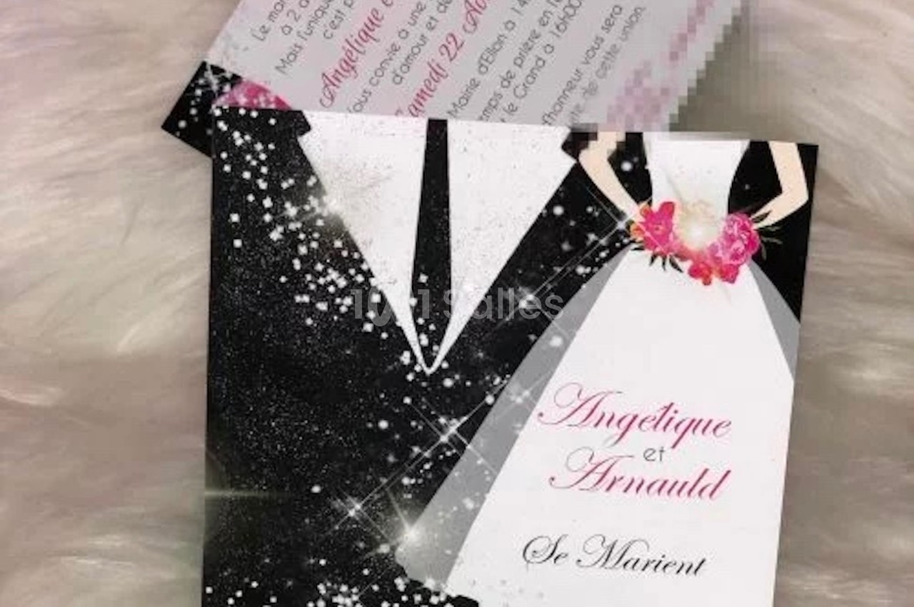 Faire-part de mariage avec illustration d'un costume et d'une robe de mariée, accompagné de textes personnalisés.