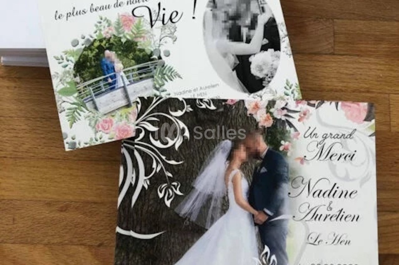 Deux cartes de remerciement de mariage avec photos des mariés et motifs floraux sur une table en bois.