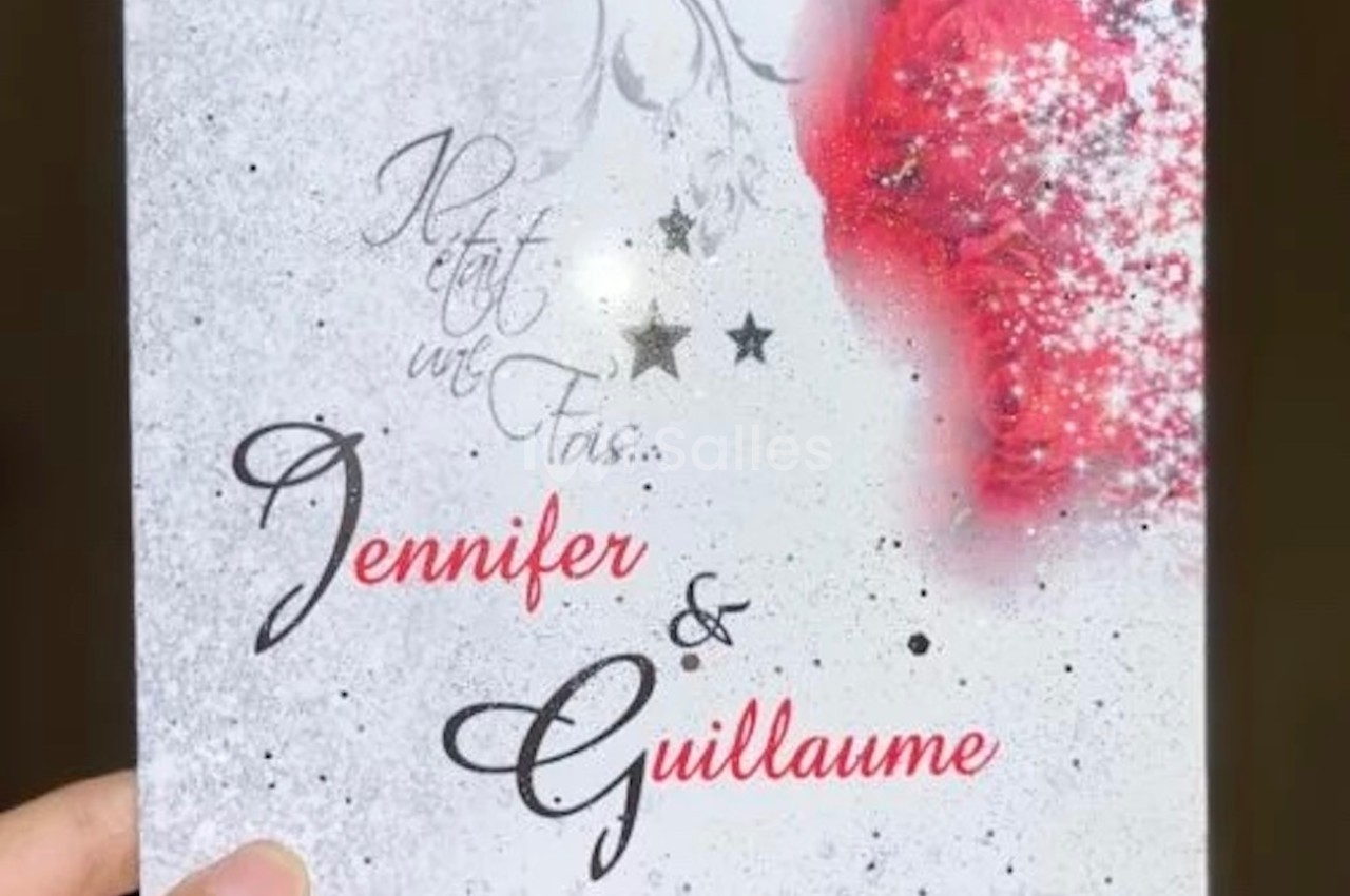 Carte blanche avec des motifs floraux rouges, des étoiles et le texte ’Il était une fois... Jennifer & Guillaume’.