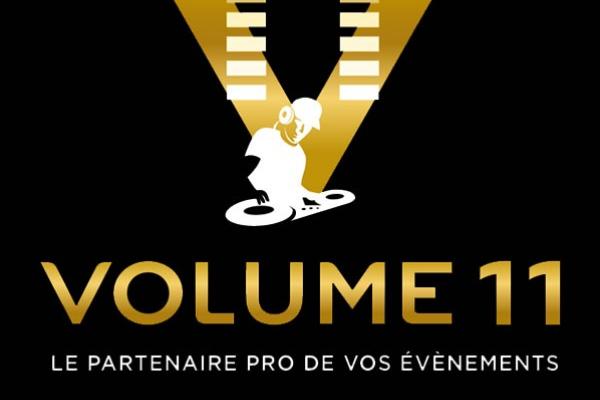Illustration d'un DJ stylisé avec des platines sous un logo doré en forme de ’V’, accompagné du texte ’Volume 11’.