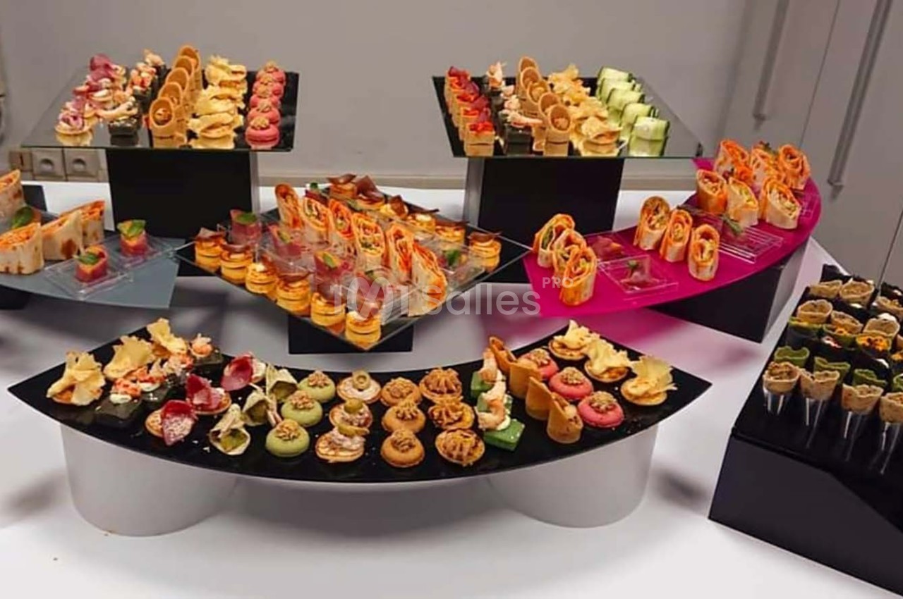 Plateaux variés de bouchées apéritives colorées et élégamment présentées sur des supports modernes.