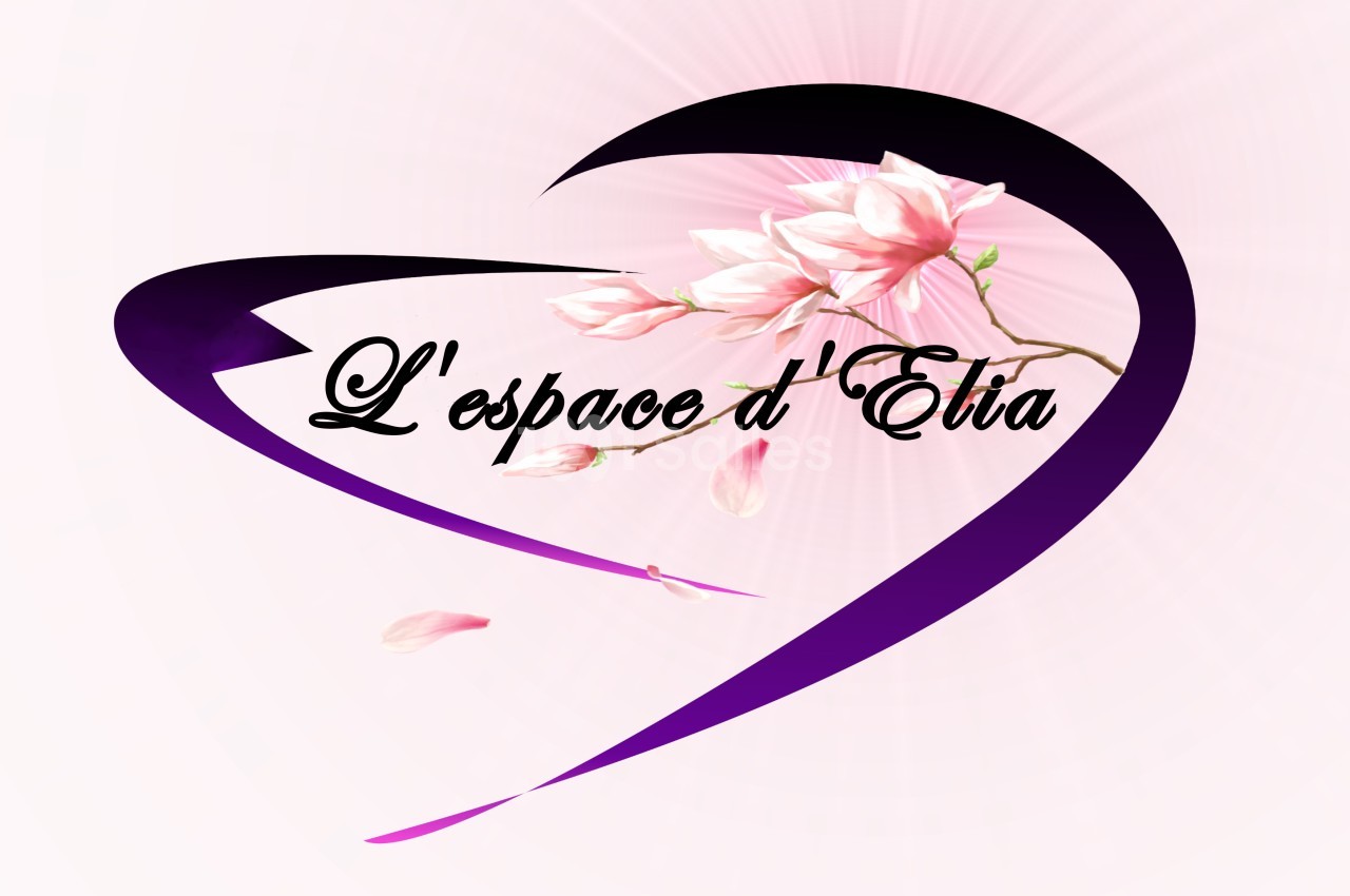 Illustration d'un cœur violet stylisé entourant des fleurs roses sur un fond rose texturé.