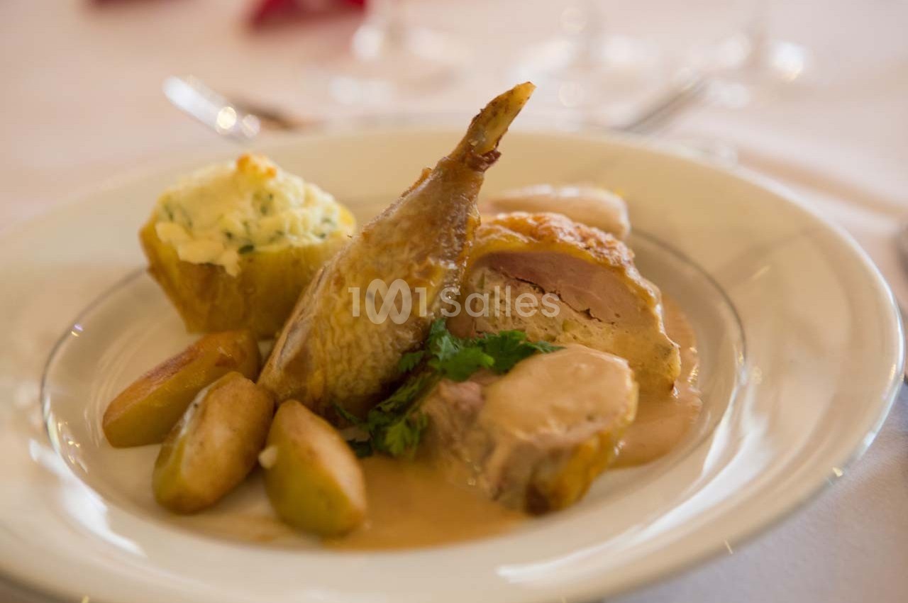 Assiette de caille rôtie avec sauce, pommes de terre, purée aux herbes et garniture de persil.