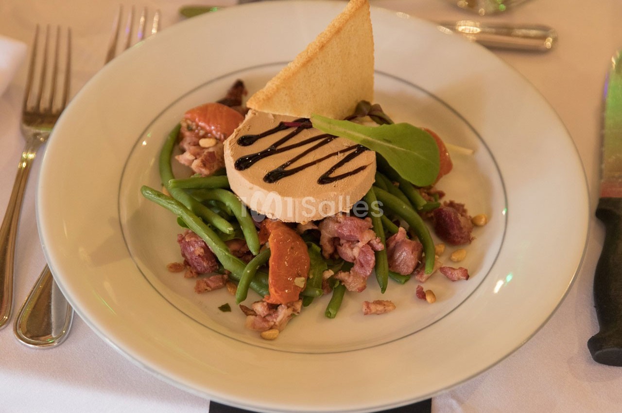 Assiette de foie gras avec haricots verts, agrumes, lardons, sauce balsamique et toast triangulaire.