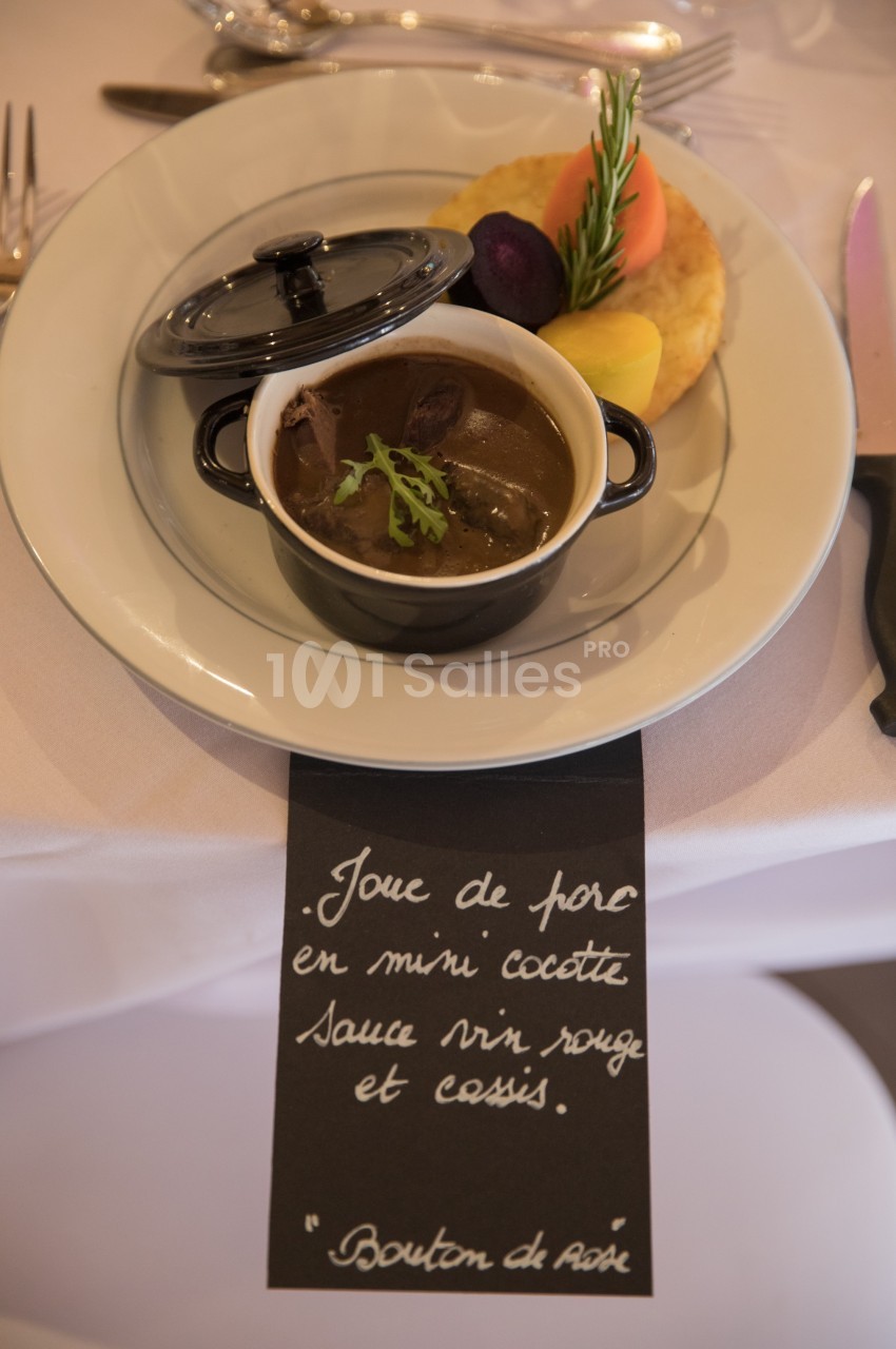 Mini cocotte de joue de porc en sauce vin rouge et cassis, accompagnée de légumes et d'une galette de pomme de terre.