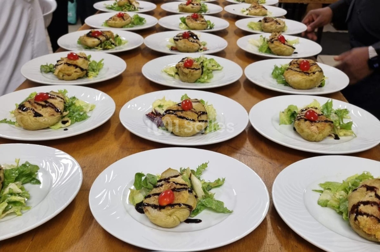 Assiettes dressées avec des feuilletés garnis, salade verte, tomates cerises et filet de sauce balsamique.